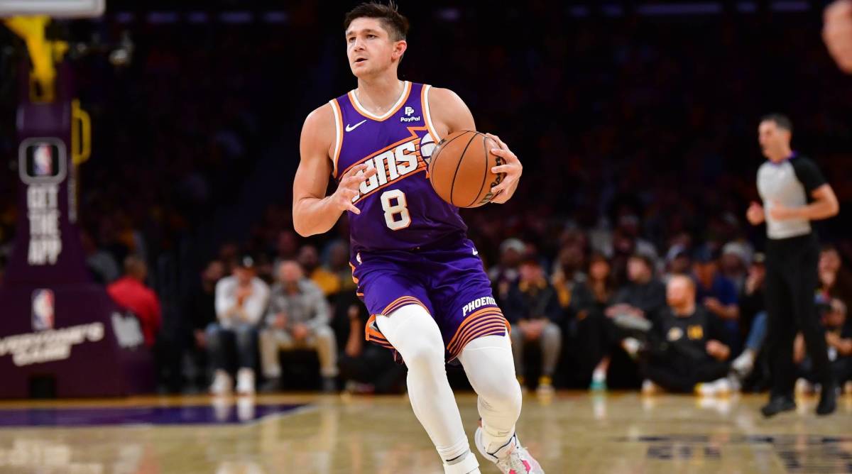 Suns guard Grayson Allen pulls up with the ball in a game.